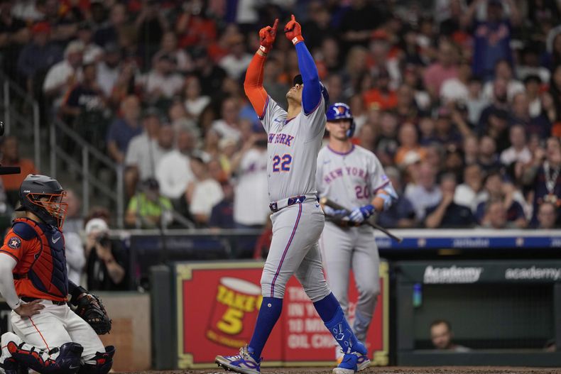 El dominicano Juan Soto, de los Mets de Nueva York, festeja su primer jonrón con el equipo, el viernes 28 de marzo de 2025, ante los Astros de Houston (AP Foto/David J. Phillip)