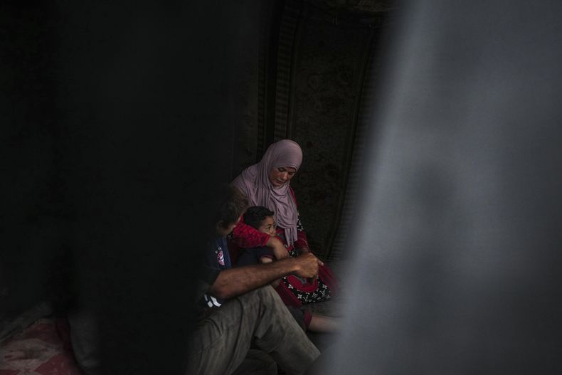 Basima al-Batsh, junto a su familia antes de la fiesta del Eid al-Adha, en Deir al Balah, Franja de Gaza, el 11 de junio de 2024. La guerra entre Israel y Hamás obligó a la familia a abandonar su hogar. (AP Foto/Abdel Kareem Hana)
