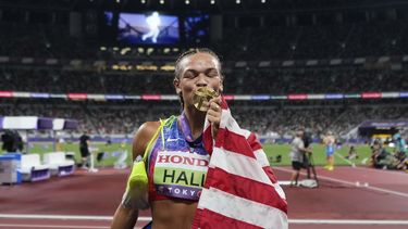 La estadounidense Anna Hall reacciona besando la medalla de oro tras ganar los 800 metros del heptatlón en los campeonatos mundiales de atletismo en Tokio el sábado 20 de septiembre del 2025. (AP Foto/Eugene Hoshiko)
