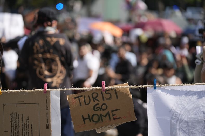 Un tendedero improvisado muestra un cartel que dice turista, vete a tu casa durante una manifestación contra la gentrificación, ya que el aumento de trabajadores a distancia ha provocado un incremento en los precios y la demanda de vivienda en barrios como Condesa y Roma, el viernes 4 de julio de 2025, en Ciudad de México. (Foto AP/Fernando Llano)