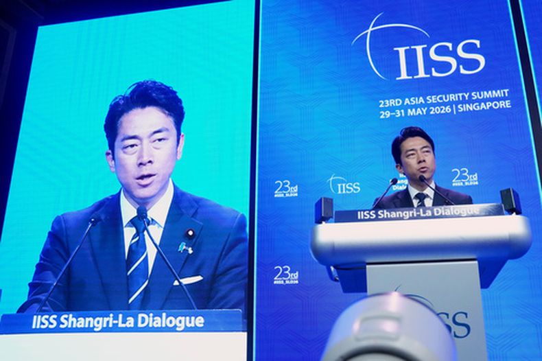El ministro japonés de Defensa, Shinjiro Koizumi, ofrece un discurs durante una eunión del Diálogo de Shangri-La, un foro anual de seguridad y defensa en Asia, en Singapur, el domingo 31 de mayo de 2026. (AP Foto/Achmad Ibrahim)