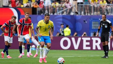 El brasileño Bruno Guimaraes (8) ejecuta un penal ante Noruegaa en los octavos de final del Mundial, el domingo 5 de julio e 2026, en East Rutherford, Nueva Jersey. (AP Foto/Frank Franklin II)