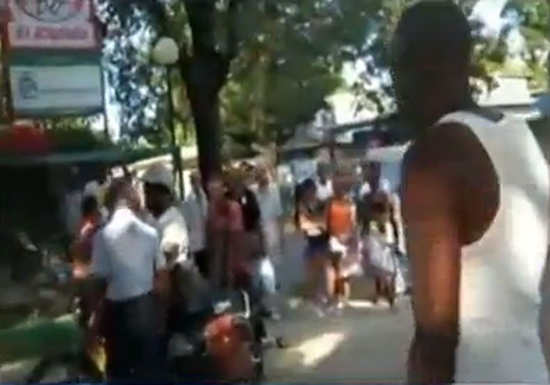 Un hombre en Ciudad de La Habana le grita a policías del régimen pidiendo libertad para la isla