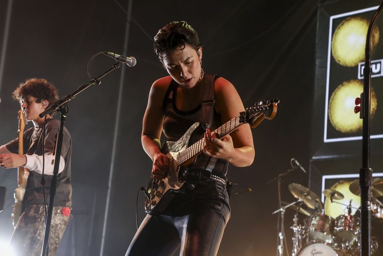 La guitarrista Josette Maskin de la banda Muna se presenta en el festival de música All Things Go el sábado 28 de septiembre de 2024 en el estadio Forest Hills en Forest Hills, Nueva York. (Foto Andy Kropa/Invision/AP)