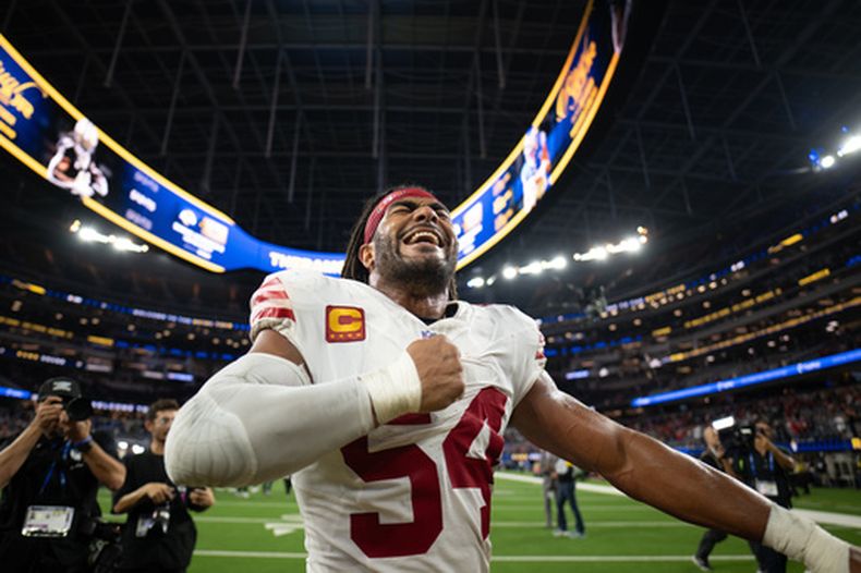 ARCHIVO - Foto del 2 de octubre del 2025, el linebacker de los 49ers de San Francisco F>red Warner reacciona tras el juego ante los Rams de Los Ángeles. (AP Foto/Kyusung Gong, Archivo)
