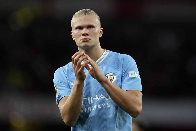 Erling Haaland, del Manchester City, aplaude a los fanáticos después de la derrota de su equipo en partido de la Liga Premier de Inglaterra contra Arsenal en el estadio Emirates, en Londres, el domingo 8 de octubre de 2023. (AP Foto/Kirsty Wigglesworth)