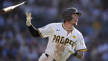 Jackson Merrill, de los Padres de San Diego, lanza el bate tras conectar un jonrón de tres carreras en el duelo del sábado 22 de junio de 2024, ante los Cerveceros de Milwaukee (AP Foto/Gregory Bull)