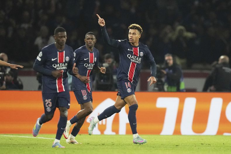 Desire Doue del Paris Saint-Germain celebra tras anotar en el encuentro de ida de los cuartos de final de la Liga de Campeones ante el Aston Villa el miércoles 9 de abril del 2025. (AP Foto/Thibault Camus)