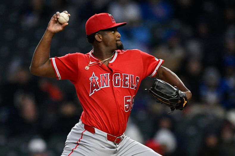 El dominicano José Soriano, abridor de los Angelinos de Los Ángeles, hace un lanzamiento en el duelo del martes 31 de marzo de 2026, ante los Cachorros de Chicago (AP Foto/Paul Beaty)