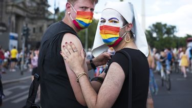 Alemania: Miles de personas participan en desfile LGBTQ