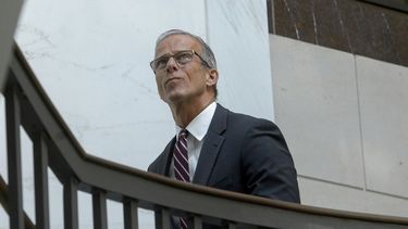 El líder de la mayoría en el Senado, el republicano John Thune, sale del recinto después de un informe confidencial sobre los ataques que ordenó el presidente Donald Trump a las instalaciones nucleares de Irán el pasado fin de semana, el jueves 26 de junio de 2025, en Washington. (AP Foto/Rod Lamkey, Jr.)