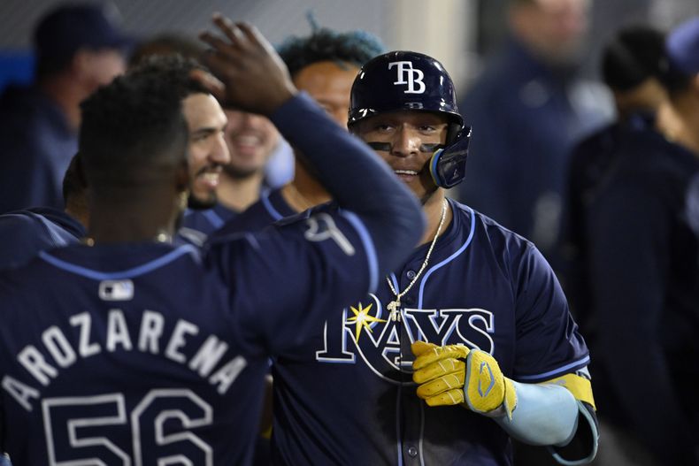 El mexicano Isaac Paredes, de los Rays de Tampa Bay, festeja con su compatriota Randy Arozarena, tras conectar un jonrón en el juego del martes 9 de abril de 2024, ante los Angelinos de Los Ángeles (AP Foto/Alex Gallardo)
