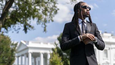 ARCHIVO - Quavo posa para un retrato en la Casa Blanca en Washington el 20 de septiembre de 2023. Quavo será el anfitrión de la Cumbre inaugural de la Rocket Foundation en el Centro Carter en Atlanta el martes. (Foto AP/Stephanie Scarbrough, archivo)