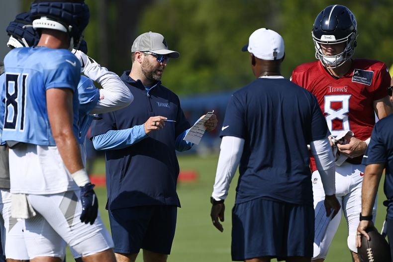 Brian Callahan, entrenador de los Titans de Tennessee, da indicaciones en una práctica el 31 de julio de 2024, en Nashville (AP Foto/Mark Zaleski)