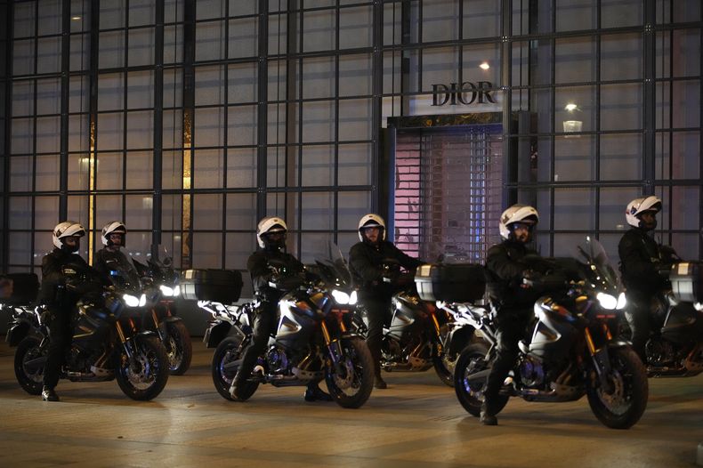 Agentes de la policía patrullan en motocicletas los Campos Elíseos en Paris, el sábado 1 de julio de 2023, debido a los disturbios de manifestantes que han durado varios días tras la muerte de un joven a manos de la policía. (AP Foto/Christophe Ena)