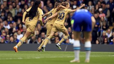 Caroline Graham Hansen (centro) celebra tras anotar el primer gol del Barcelona ante Chelsea en la ida de las semifinales de la Liga de Campeones femenina, el sábado 22 de abril de 2023, en Londres. (Bradley Collyer/PA vía AP)