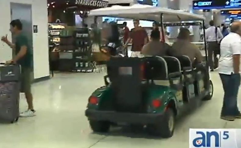 El hallazgo de una escopeta en un baño del Aeropuerto Internacional de Miami ha generado el pánico entre los viajeros y la preocupación de las autoridades que investigan quien colocó el arma.
