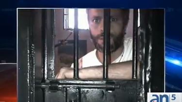 americateve | Por tercera vez se presenta Leopoldo López en un tribunal de Caracas para participar en una nueva audiencia del juicio en su contra. Hasta el momento no le han permitido a la defensa presentar las pruebas que confirmarían la inocencia del dirigente oposit