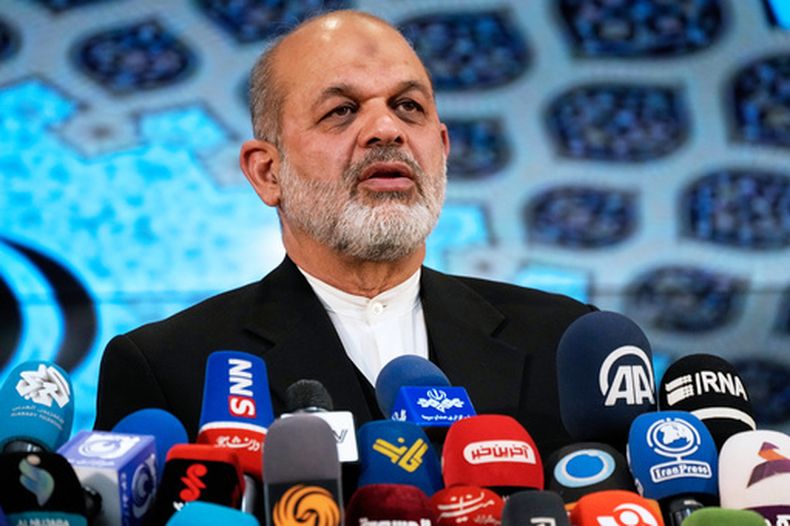 ARCHIVO - El ministro del Interior de Irán, Ahmad Vahidi, informa a la prensa sobre las elecciones, en Teherán, Irán, el 4 de marzo de 2024. (AP Foto/Vahid Salemi, archivo)