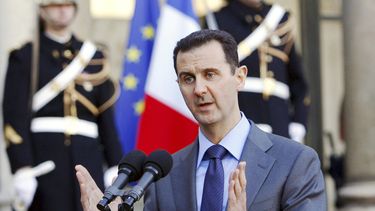 ARCHIVO – En esta imagen de archivo del 9 de diciembre de 2010, el entonces presidente sirio Bashar al-Assad habla con reporteros en el Palacio del Elíseo en París, Francia. (AP Foto/Remy de la Mauviniere, Archivo)