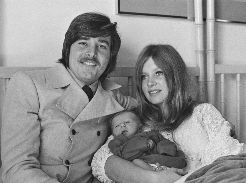 ARCHIVO - El cantante Bobby Sherman, su esposa Patricia y su hijo recién nacido Christopher Noel, aparecen en Los Ángeles el 21 de diciembre de 1972. (Foto AP/George Brich, archivo)