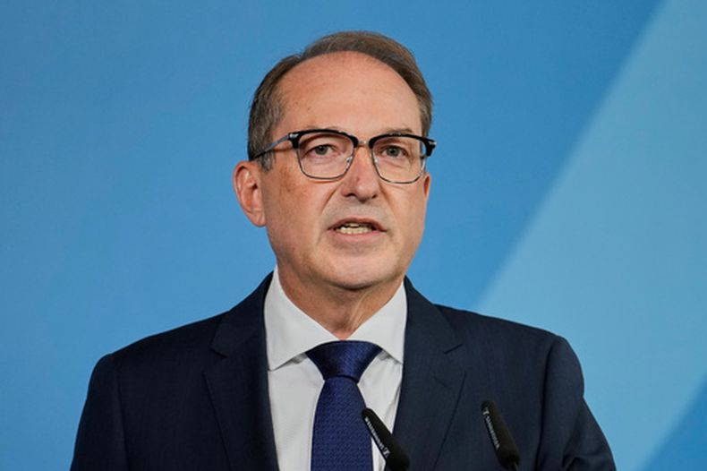 El ministro del interior alemán Alexander Dobrindt en conferencia de prensa en Berlín el 1 de septiembre del 2026. .(AP foto/Ebrahim Noroozi)