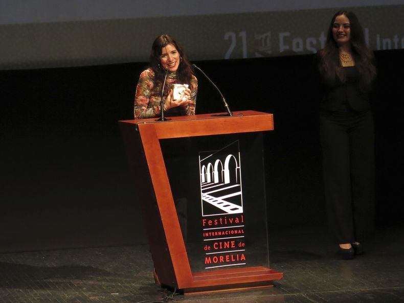 La directora mexicana Lila Avilés recibe el premio de mejor dirección de largometraje mexicano de ficción por Tótem, en el Festival Internacional de Cine de Morelia, el viernes 27 de octubre de 2023, en Morelia, México. (Foto AP/Berenice Bautista)
