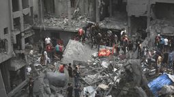 Palestinos inspeccionan los daños en edificios destruidos por ataques aéreos israelíes, en la Ciudad de Gaza, el 27 de octubre de 2023. (AP Foto/Abed Khaled)