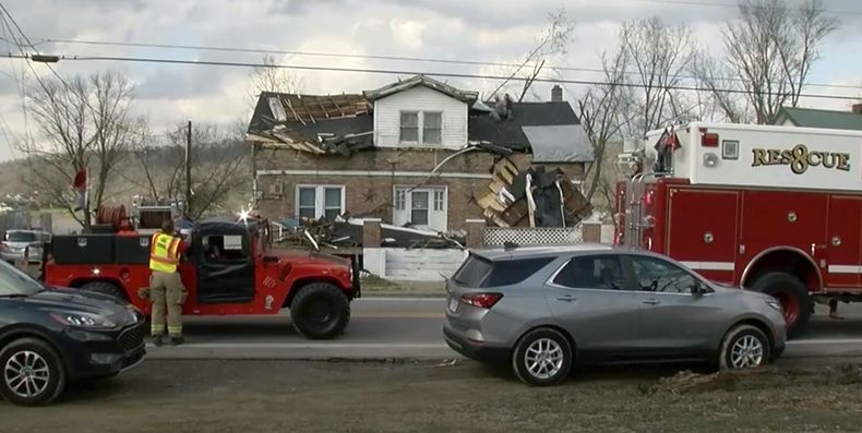 En esta imagen, tomada de un video de WHAS, equipos de emergencias, en el exterior de una vivienda en Milton, Kentucky, el 14 de marzo de 2024, tras el paso de una potente tormenta por la zona. (WHAS vía AP)
