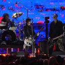 Joan Jett (segunda por la derecha), actúa junto a (de izquierda a derecha) Pat Smear, Dave Grohl y Krist Novoselic, de Nirvana, durante el concierto benéfico FireAid, el 30 de enero de 2025, en The Forum, en Inglewood, California. (AP Foto/Chris Pizzello)