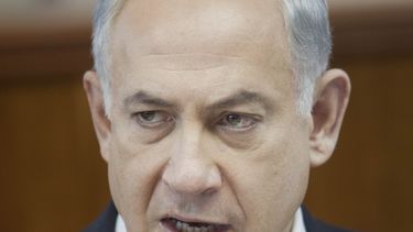 americateve | El primer ministro israel&iacute; Benjamin Netanyahu preside la reuni&oacute;n semanal del gabinete en su oficina de Jerusal&eacute;n el domingo, 29 de diciembre del 2013. (Foto AP/Dan Balilty)