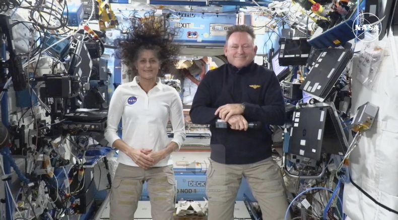 ARCHIVO - Esta imagen tomada de una transmisión en vivo de la NASA muestra a los astronautas de la agencia Suni Williams y Butch Wilmore durante una conferencia de prensa desde la Estación Espacial Internacional, el viernes 13 de septiembre de 2024. (NASA vía AP, Archivo)