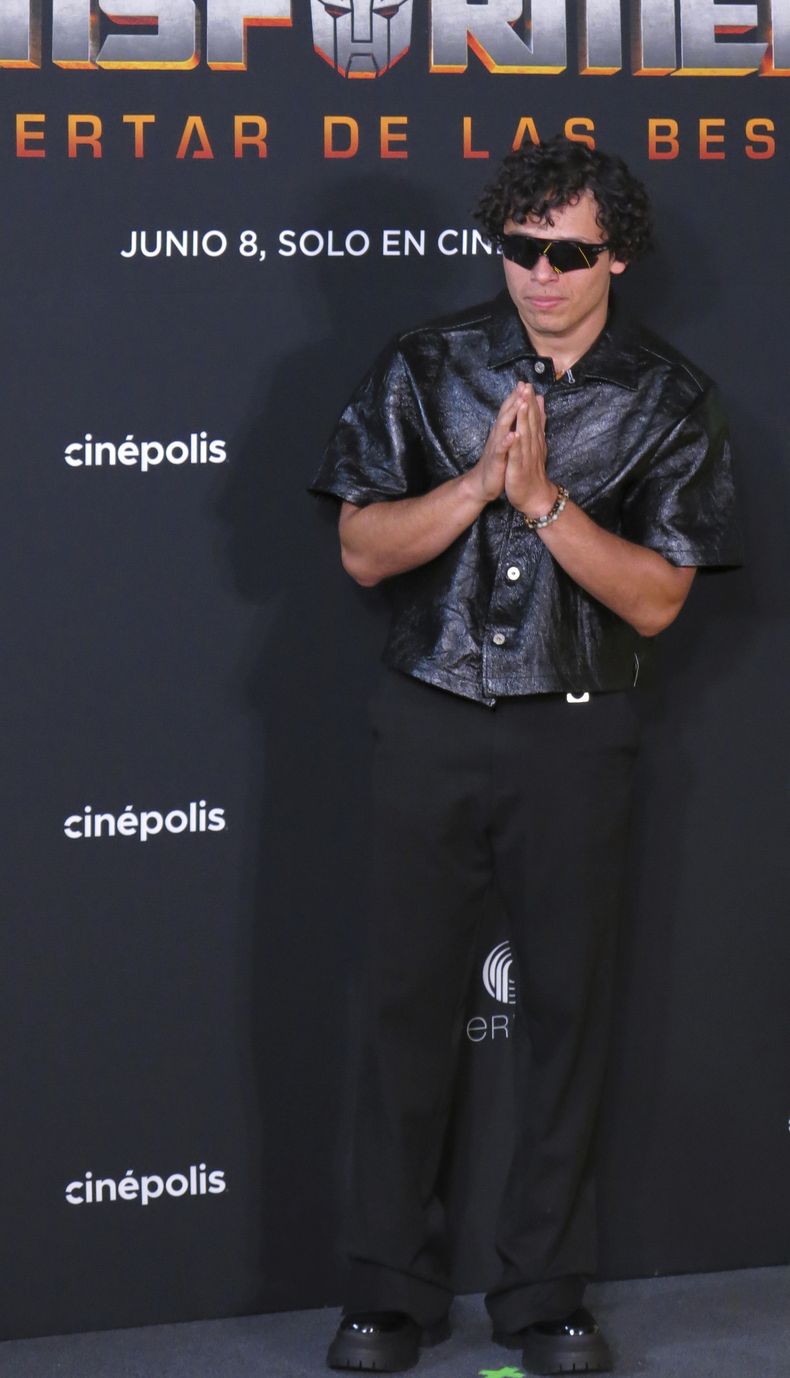 El actor estadounidense Anthony Ramos posa a su llegada a la alfombra roja de Transformers: Rise of the Beasts, en la Ciudad de México el 30 de mayo de 2023. (Foto AP/Berenice Bautista)