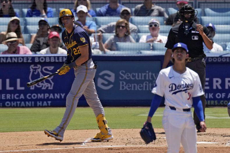 Christian Yelich (izquierda), de los Cerveceros de Milwaukee se dirige a la primera base al conectar un jonrón de dos carreras frente al lanzador de los Dodgers de Los Ángeles, Justin Wrobleski, durante la cuarta entrada del juego de béisbol del domingo 7 de julio de 2024, en Los Ángeles. (AP Foto/Mark J. Terrill)