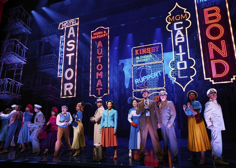 En esta imagen proporcionada por Polk & Co. Clyde Alves, de izquierda a derecha, Colton Ryan, y Anna Uzele durante una función de New York, New York. (Emilio Madrid//Polk & Co. vía AP)