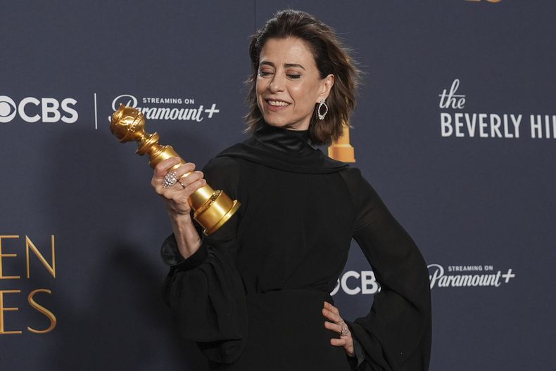 Fernanda Torres posa en la sala de prensa con el premio a la mejor interpretación femenina en una película dramática por Ainda Estou Aqui durante la 82ª edición de los Globos de Oro el domingo 5 de enero de 2025 en el Beverly Hilton de Beverly Hills, California. (Foto AP/Chris Pizzello)