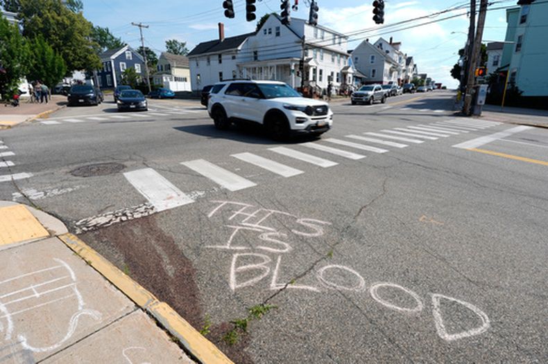Se observa sangre en el pavimento cerca del lugar de un tiroteo en el que estuvo involucrado el Servicio de Inmigración y Control de Aduanas de Estados Unidos, el lunes 13 de julio de 2026, en Biddeford, Maine. El letrero dice: Esto es sangre. (AP Foto/Robert F. Bukaty)