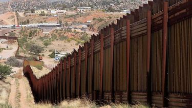 las hermanas ecuatorianas que fueron lanzadas desde el muro fronterizo ya se encuentran con sus padres