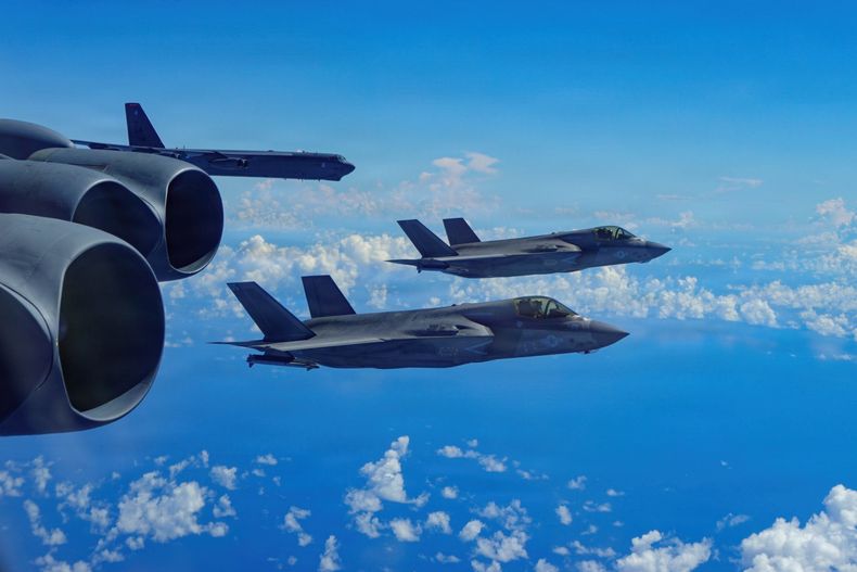 En la imagen, proporcionada por la Fuerza Aérea de Estados Unidos, un bombardero B-52H Stratofortress vuela con aviones F-35B Lightning II de la Infantería de Marina en el área de responsabilidad del Comando Sur de Estados Unidos, el 15 de octubre de 2025. (Fuerza Aérea de Estados Unidos vía AP)