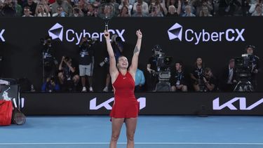 Aryna Sabalenka celebra su victoria sobre Zheng Qinwen en la final femenina del Abierto de Australia, en Melbourne Park, Melbourne, Australia, el 27 de enero de 2024. (AP Foto/Andy Wong)