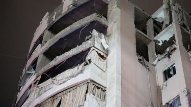 Esta fotografía del martes 1 de abril de 2025 muestra un edificio de apartamentos dañado tras ser alcanzado por un ataque israelí en Dahiyeh, un suburbio de Beirut, Líbano. (AP Foto/Hussein Malla)