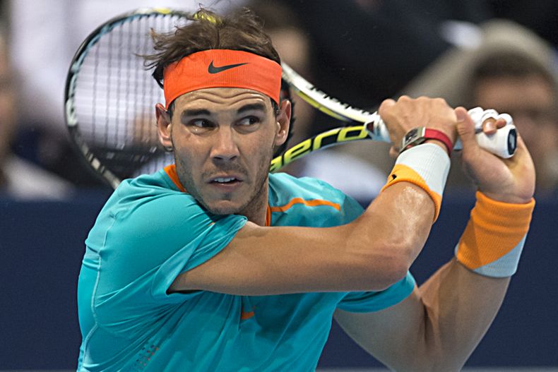 Rafael Nadal devuelve una pelota ante el franc&eacute;s Pierre-Hugues Herbert en el Abierto de Suiza el mi&eacute;rcoles, 22 de octubre de 2014, en Basilea. (AP Photo/Keystone,Georgios Kefalas)