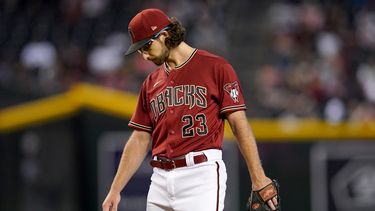Gallen se serena en la loma; Diamondbacks vencen a Rojos
