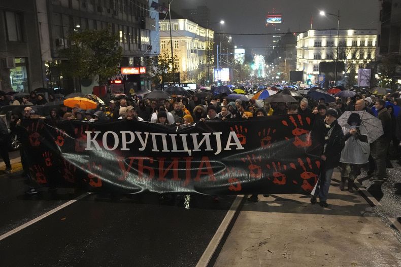 Gente marcha durante una protesta por el desplome de un dosel de concreto en la entrada de una estación de tren en la ciudad serbia de Novi Sad que mató a 14 personas, en Belgrado, Serbia, el lunes 11 de noviembre de 2024. (AP Foto/Darko Vojinovic)