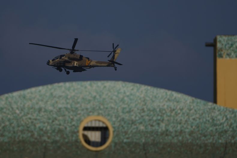 Un helicóptero Apache israelí sobrevuela Israel, domingo 25 de agosto de 2024. (AP Foto/Ariel Schalit)