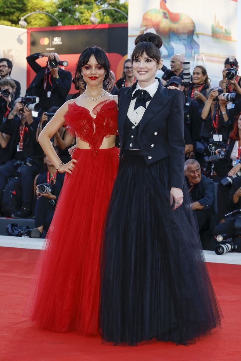 Jenna Ortega, izquierda, y Winona Ryder posan para fotógrafos a su llegada al estreno de la película Beetlejuice Beetlejuice y a la ceremonia de apertura de la 81ª edición del Festival de Cine de Venecia en Venecia, Italia, el miércoles 28 de agosto de 2024. (Foto Joel C Ryan/Invision/AP)