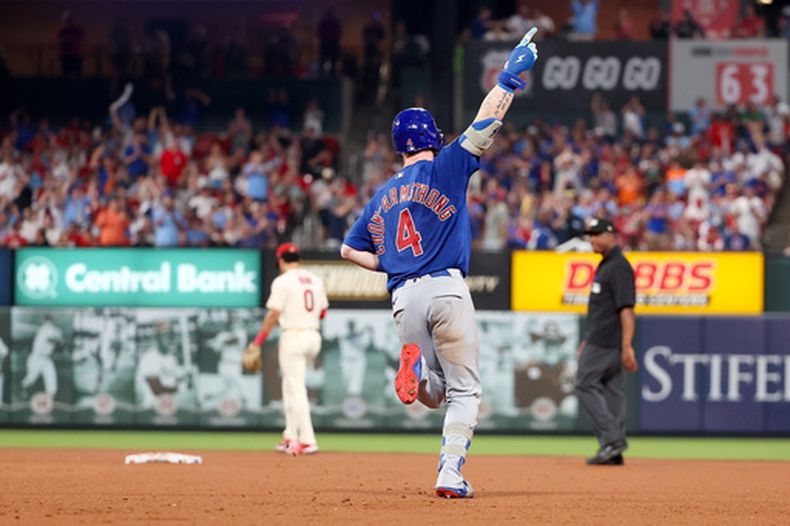 Pete Crow-Armstrong, de los Cachorros de Chicago, apunta hacia el cielo mientras recorre las bases tras conectar un jonrón solitario durante la octava entrada de un partido de béisbol contra los Cardenales de San Luis, el sábado 30 de mayo de 2026, en San Luis. (Foto AP/Scott Kane)