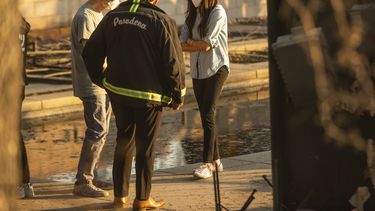Meghan Markle, duquesa de Sussex, derecha, habla con el alcalde de Pasadena, Victor Gordo, centro, y Doug Goodwin, cuya casa fue destruida por el incendio de Eaton, en Altadena, California, el viernes 10 de enero de 2025. (Foto AP/Ethan Swope)