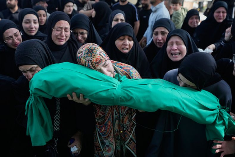 Varias mujeres lloran mientras cargan el cuerpo de Mariam Fahos, de 6 meses de edad, durante una procesión funeraria en honor de las personas muertas el día anterior en un ataque aéreo Israelí en el poblado de Saksakieh, en la ciudad portuaria de Sidón, en el norte de Líbano, el domingo 10 de mayo de 2026. (AP Foto/Mohammed Zaatari)