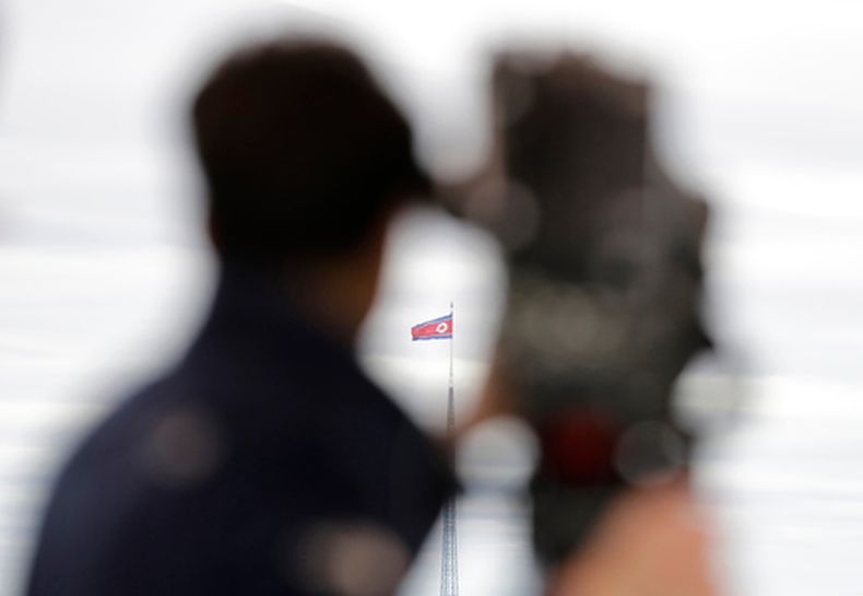 ARCHIVO - Una bandera norcoreana ondea al viento sobre una torre de 160 metros en el poblado norcoreano de Gijungdong, vista desde el pueblo libre de Taesungdong, en la zona desmilitarizada, en Paju, Corea del Sur, el 24 de abril de 2018. (AP Foto/Lee Jin-man, Archivo)